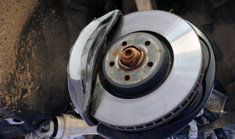 Brake disc and brake calliper installed on a car.